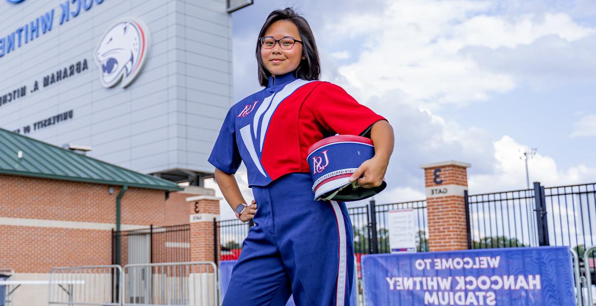 Anita Nguyen, an 荣誉学院 freshman, says a lot goes into an on-field marching band routine. 这种经历是充满活力的. 