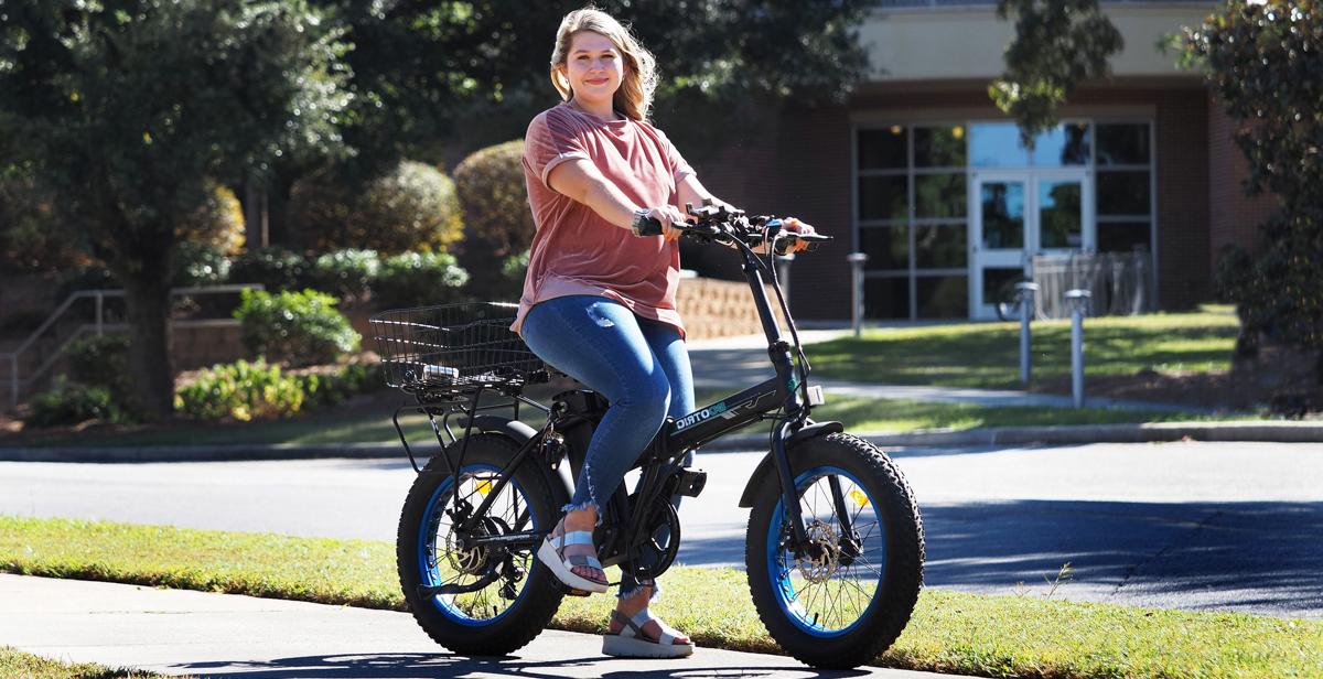 在十大彩票网投平台, 她在哪里读大一, Claudia Allday is studying nursing and travels campus on an electric bicycle.